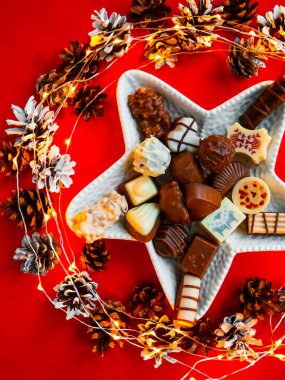 Çikolata karışımı, kırmızı arkaplanda üst görünüm