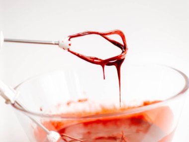 Kırmızı kadife kek pişirme. Karıştırıcı ve kırmızı hamurlu. Beyaz arka plan. Boşluğu kopyala.