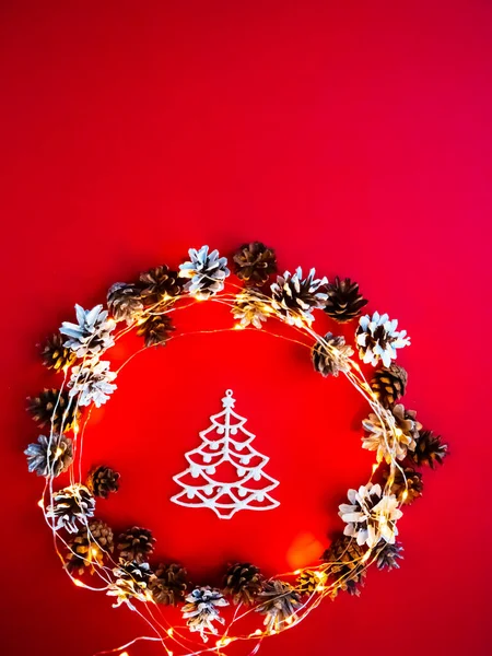 Творческий Рождественский Венок Оленями Красном Фоне Новогоднее Знамя Вид Сверху — стоковое фото
