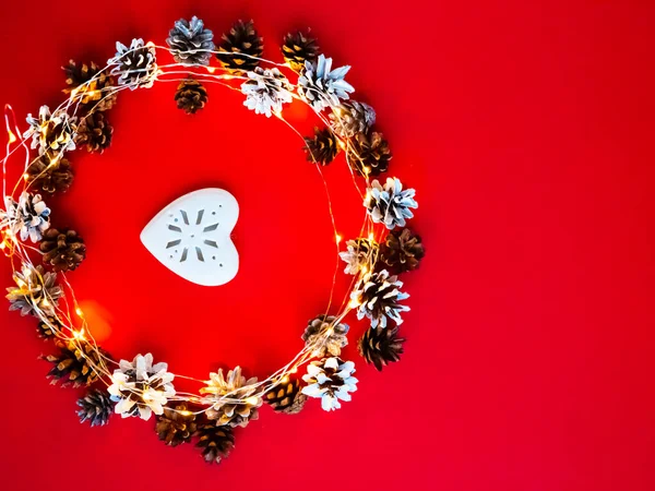 Творческий Рождественский Венок Оленями Красном Фоне Новогоднее Знамя Вид Сверху — стоковое фото