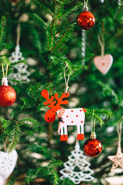 Árbol Navidad Con Adorno Rojo Decoración Navidad Hermoso Árbol Navidad —  Fotos de Stock