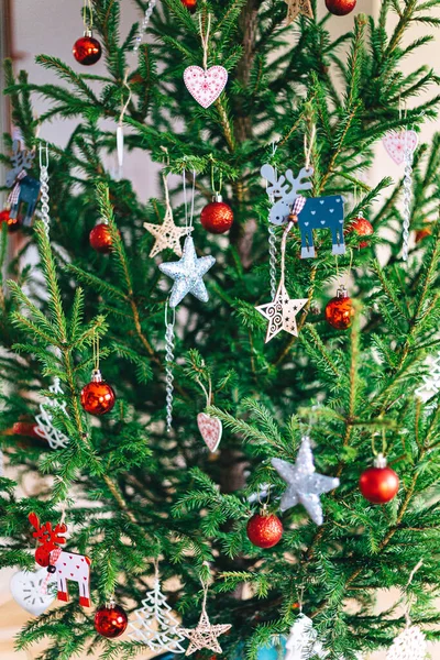 Arbre Noël Avec Ornement Rouge Décoration Noël Bel Arbre Noël — Photo