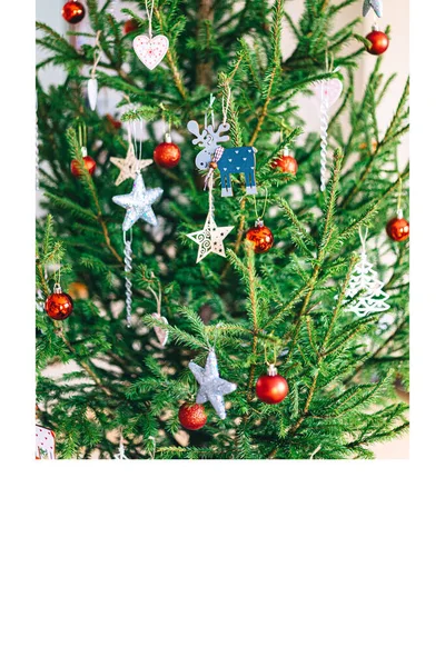 赤いオーナメントのクリスマスツリー クリスマスの装飾 美しい光沢のある泡で飾られた美しいクリスマスツリー — ストック写真
