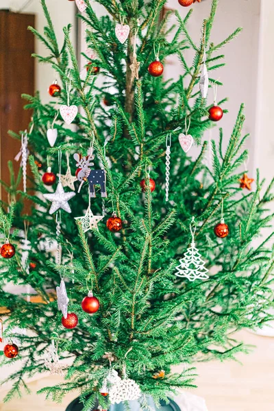Χριστουγεννιάτικο Δέντρο Κόκκινο Στολίδι Χριστουγεννιάτικη Διακόσμηση Όμορφο Χριστουγεννιάτικο Δέντρο Διακοσμημένο — Φωτογραφία Αρχείου