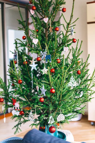 Árbol Navidad Con Adorno Rojo Decoración Navidad Hermoso Árbol Navidad —  Fotos de Stock