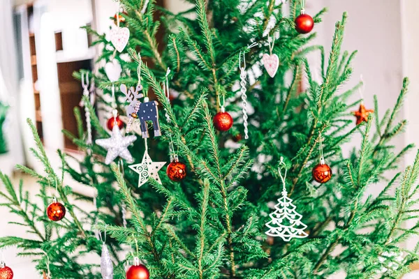 Arbre Noël Avec Ornement Rouge Décoration Noël Bel Arbre Noël — Photo