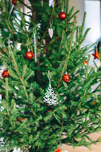 Χριστουγεννιάτικο Δέντρο Κόκκινο Στολίδι Χριστουγεννιάτικη Διακόσμηση Όμορφο Χριστουγεννιάτικο Δέντρο Διακοσμημένο — Φωτογραφία Αρχείου