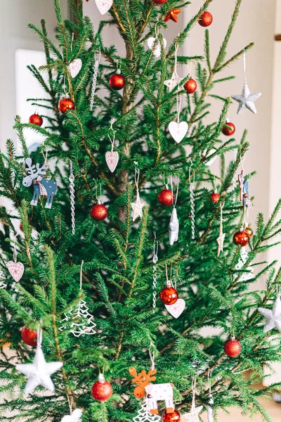 Arbre Noël Avec Ornement Rouge Décoration Noël Bel Arbre Noël — Photo