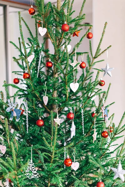 Arbre Noël Avec Ornement Rouge Décoration Noël Bel Arbre Noël — Photo