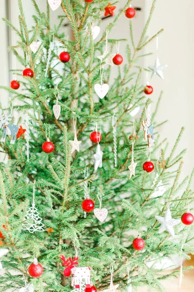 Arbre Noël Avec Ornement Rouge Décoration Noël Bel Arbre Noël — Photo