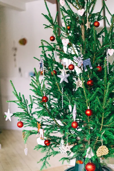 Árbol Navidad Con Adorno Rojo Decoración Navidad Hermoso Árbol Navidad —  Fotos de Stock