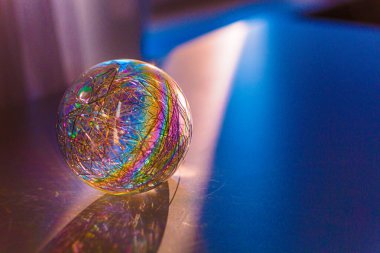 Renkli arka planda gökkuşağı Noel balosu bulanık peri ışıklarına karşı, yazı için yer. Festivalin arka planında soyut noel ışıkları. Noel Konsepti