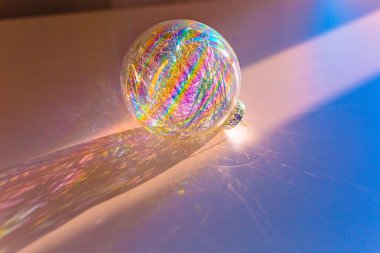 Renkli arka planda gökkuşağı Noel balosu bulanık peri ışıklarına karşı, yazı için yer. Festivalin arka planında soyut noel ışıkları. Noel Konsepti