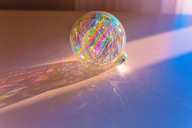 Renkli arka planda gökkuşağı Noel balosu bulanık peri ışıklarına karşı, yazı için yer. Festivalin arka planında soyut noel ışıkları. Noel Konsepti