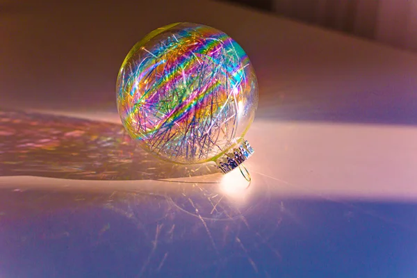 Rainbow Χριστούγεννα Μπάλα Στο Φόντο Χρώμα Κατά Θολή Φώτα Νεράιδα — Φωτογραφία Αρχείου