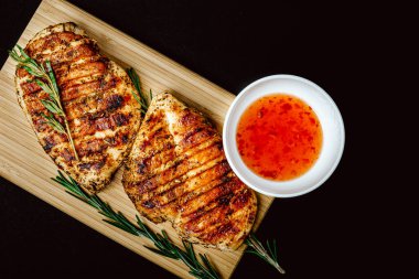 Sebzeli ızgara tavuk bifteği. Izgara tavuk fileto, susamlı maydanoz biberiyeli barbekü ve domates..