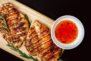 Sebzeli ızgara tavuk bifteği. Izgara tavuk fileto, susamlı maydanoz biberiyeli barbekü ve domates..