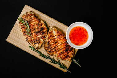 Sebzeli ızgara tavuk bifteği. Izgara tavuk fileto, susamlı maydanoz biberiyeli barbekü ve domates..