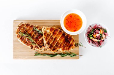 Sebzeli ızgara tavuk bifteği. Izgara tavuk fileto, susamlı maydanoz biberiyeli barbekü ve domates..