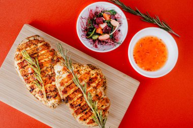 Sebzeli ızgara tavuk bifteği. Izgara tavuk fileto, susamlı maydanoz biberiyeli barbekü ve domates..