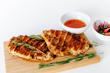 Sebzeli ızgara tavuk bifteği. Izgara tavuk fileto, susamlı maydanoz biberiyeli barbekü ve domates..