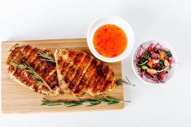 Sebzeli ızgara tavuk bifteği. Izgara tavuk fileto, susamlı maydanoz biberiyeli barbekü ve domates..