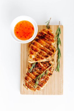 Sebzeli ızgara tavuk bifteği. Izgara tavuk fileto, susamlı maydanoz biberiyeli barbekü ve domates..