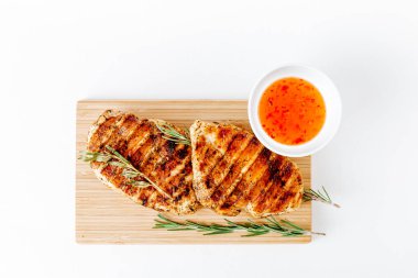 Sebzeli ızgara tavuk bifteği. Izgara tavuk fileto, susamlı maydanoz biberiyeli barbekü ve domates..