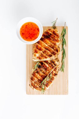 Sebzeli ızgara tavuk bifteği. Izgara tavuk fileto, susamlı maydanoz biberiyeli barbekü ve domates..