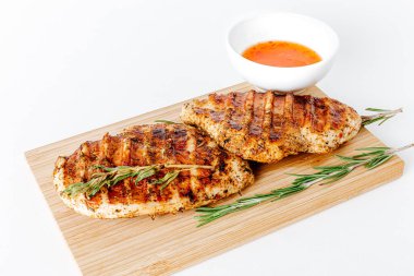 Sebzeli ızgara tavuk bifteği. Izgara tavuk fileto, susamlı maydanoz biberiyeli barbekü ve domates..