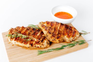 Sebzeli ızgara tavuk bifteği. Izgara tavuk fileto, susamlı maydanoz biberiyeli barbekü ve domates..