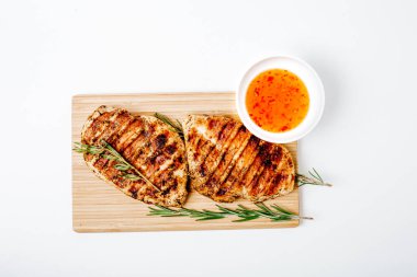 Sebzeli ızgara tavuk bifteği. Izgara tavuk fileto, susamlı maydanoz biberiyeli barbekü ve domates..