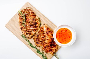 Sebzeli ızgara tavuk bifteği. Izgara tavuk fileto, susamlı maydanoz biberiyeli barbekü ve domates..