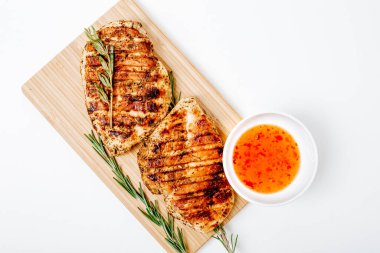 Sebzeli ızgara tavuk bifteği. Izgara tavuk fileto, susamlı maydanoz biberiyeli barbekü ve domates..