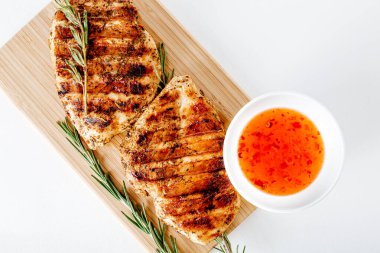 Sebzeli ızgara tavuk bifteği. Izgara tavuk fileto, susamlı maydanoz biberiyeli barbekü ve domates..