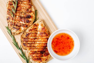 Sebzeli ızgara tavuk bifteği. Izgara tavuk fileto, susamlı maydanoz biberiyeli barbekü ve domates..