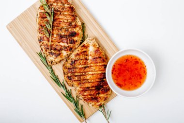 Sebzeli ızgara tavuk bifteği. Izgara tavuk fileto, susamlı maydanoz biberiyeli barbekü ve domates..