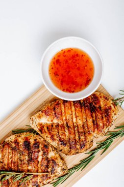 Sebzeli ızgara tavuk bifteği. Izgara tavuk fileto, susamlı maydanoz biberiyeli barbekü ve domates..