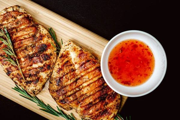 Sebzeli ızgara tavuk bifteği. Izgara tavuk fileto, susamlı maydanoz biberiyeli barbekü ve domates..