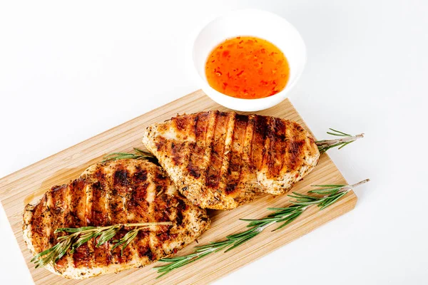 Sebzeli ızgara tavuk bifteği. Izgara tavuk fileto, susamlı maydanoz biberiyeli barbekü ve domates..