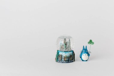 Kar küresi cam kürede Özgürlük Heykeli. New York Şehri kar küresi. Fotokopi alanıyla karlı arkaplanda Noel mücevheri.