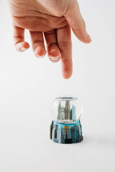 Статуя Свободы в стеклянном шаре снежного шара. Снежный шар Нью-Йорка. Рождественские безделушки на снежном фоне с копировальным пространством.