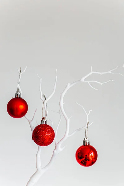 Червоні Різдвяні Кульки Білій Гілці Світлому Темному Фоні Червоні Різдвяні — стокове фото