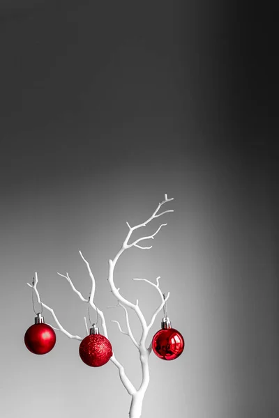 Rode Kerstballen Witte Tak Lichte Donkere Achtergrond Rode Kerstballen Een — Stockfoto