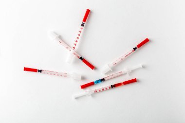 Mavi eldivenli tıbbi eller şırınga ve aşı taşıyor. COVID-19 Coronavirus Aşısı ve Şırınga Konsepti Görüntüsü. Sağlık teşhisi ve terapi için tıp doktorunun elindeki aşı şırıngası..