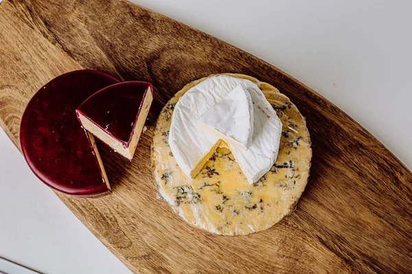黒と白の背景に異なる種類のチーズの盛り合わせ 様々な種類のチーズ コピースペース チーズコレクション — ストック写真