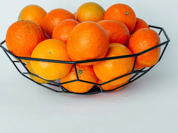 항아리 바구니에 오렌지와 오렌지를 클로즈업한 — 스톡 사진