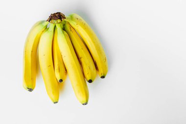 Bir avuç muzu izole ettik. Soyulmuş muz, beyaz arka planda izole edilmiş. Beyaz arka planda izole edilmiş muzlar. 