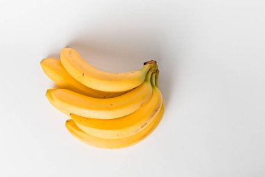 Bir avuç muzu izole ettik. Soyulmuş muz, beyaz arka planda izole edilmiş. Beyaz arka planda izole edilmiş muzlar. 