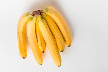 Bir avuç muzu izole ettik. Soyulmuş muz, beyaz arka planda izole edilmiş. Beyaz arka planda izole edilmiş muzlar. 